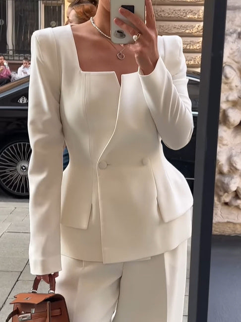 Weißer Blazer Damen Herbst 2026 kombiniert mit Jeans und Strickpullover