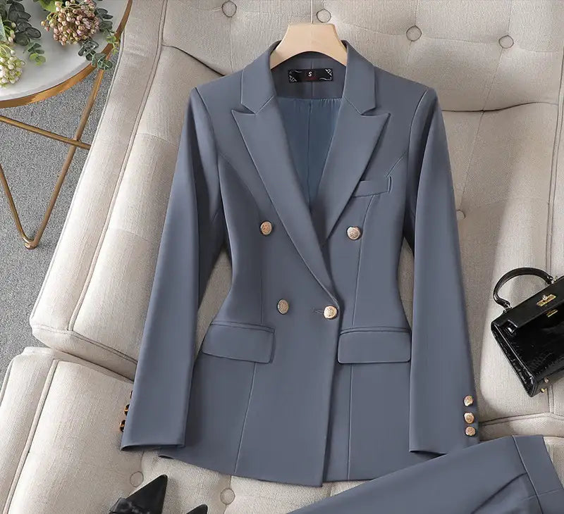 Eleganter Damen-Businessanzug mit Blazer und Schlaghose im Bürolook