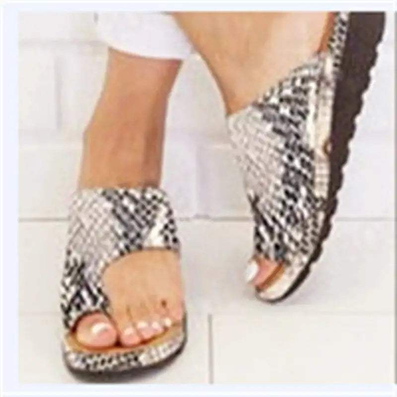 Schlangenhaut-Muster-Sandalen mit Zehenschlaufe, Plateausohle, Damen-Schuhwerk von IsabellBoutique030.