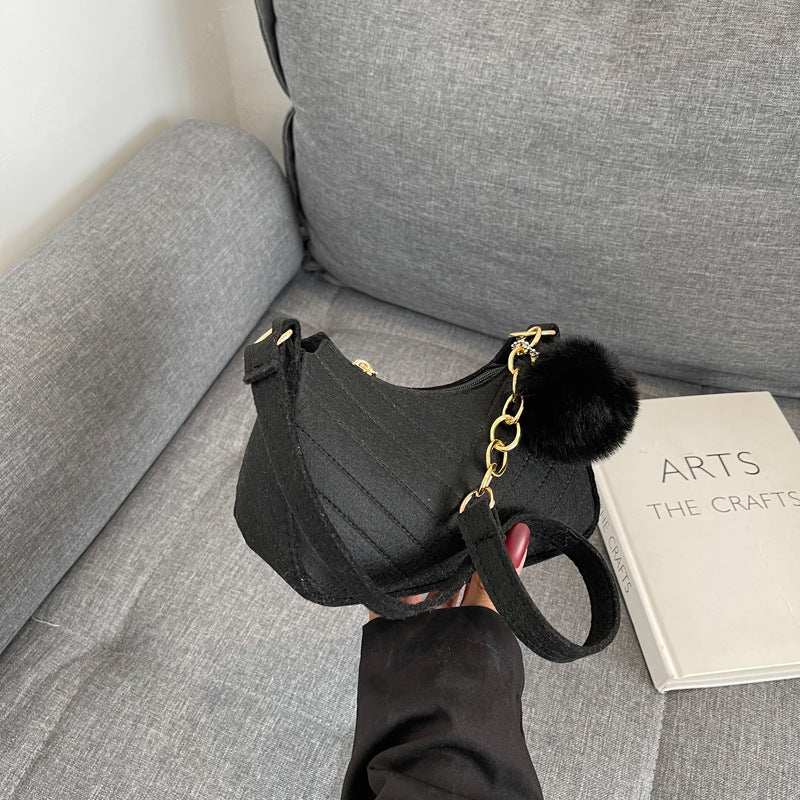 Schwarze Stepptasche mit Bommel und Goldkette, Handtasche mit Stoffriemen IsabellBoutique030
