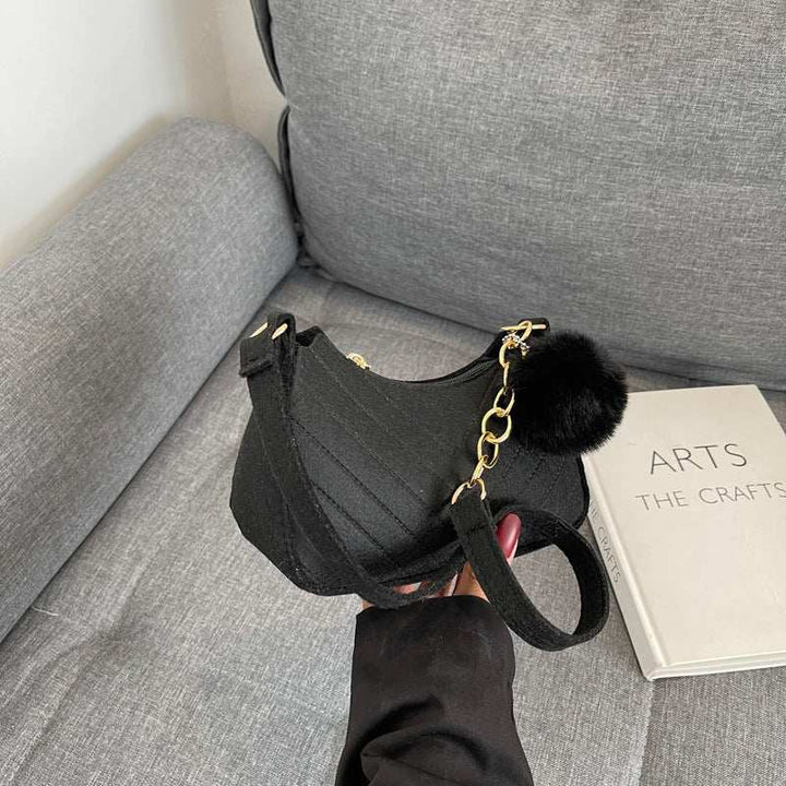 Schwarze Stepptasche mit Bommel und Goldkette, Handtasche mit Stoffriemen IsabellBoutique030