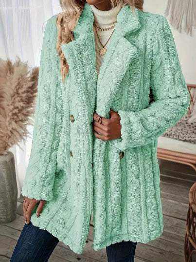 Mintgrüner Strickmantel mit Zopfmuster und doppelreihiger Knopfleiste. Lässiger Stil für Damen. IsabellBoutique030