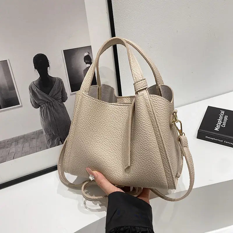 Italienisch inspirierte Bucket Bag im Retro-Korbdesign mit Ein-Schulter-Trageweise und sommerlichem Stil