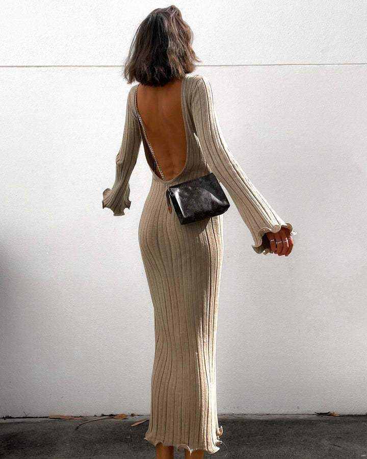Figurbetontes Maxi-Strickkleid mit langen Ärmeln, Rüschen und rückenfreiem Design ideal für Party und Strand
