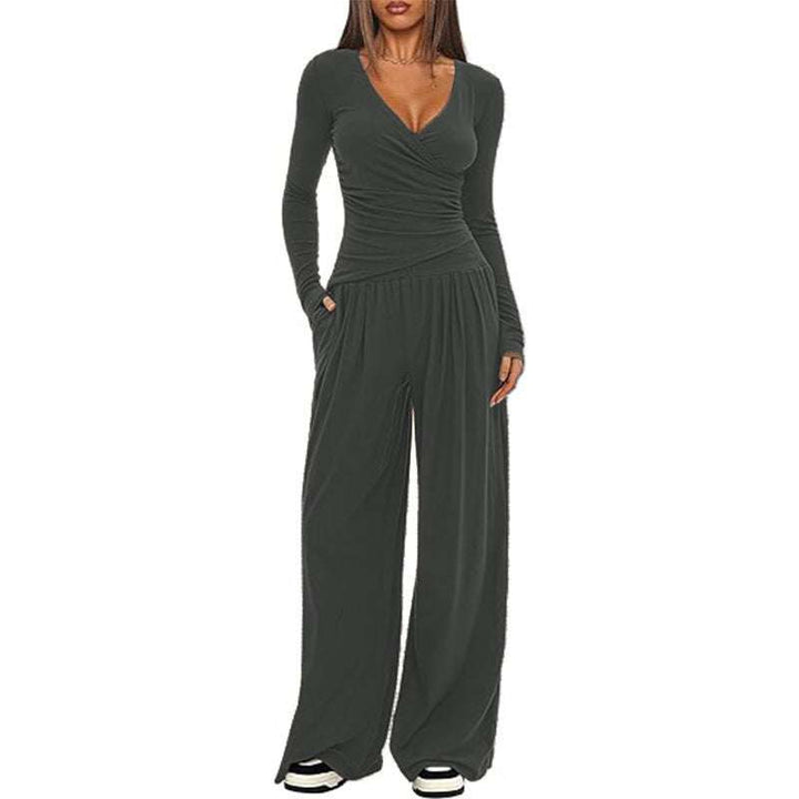 Dunkelgrauer Damen-Jumpsuit mit langen Ärmeln und tiefem V-Ausschnitt, geraffter Taille und weiten Beinen. IsabellBoutique030.