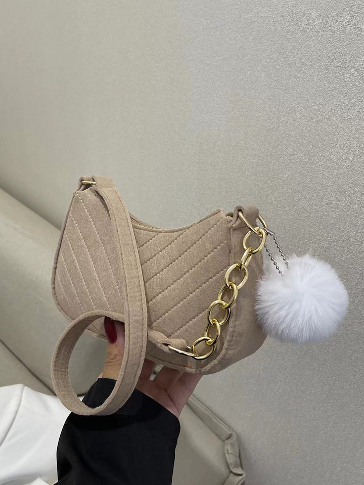 Beige gesteppte Umhängetasche mit Kettendetail und weißem Bommel, kurztrage IsabellBoutique030.