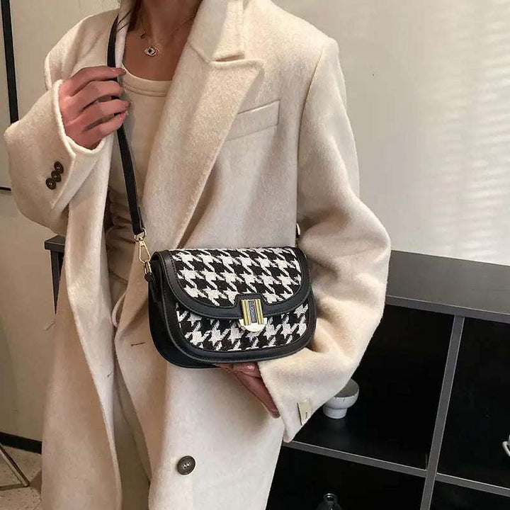 Modische halbrunde Schultertasche aus strukturiertem Material als Crossbody für Damen in urbanem, minimalistischem Design