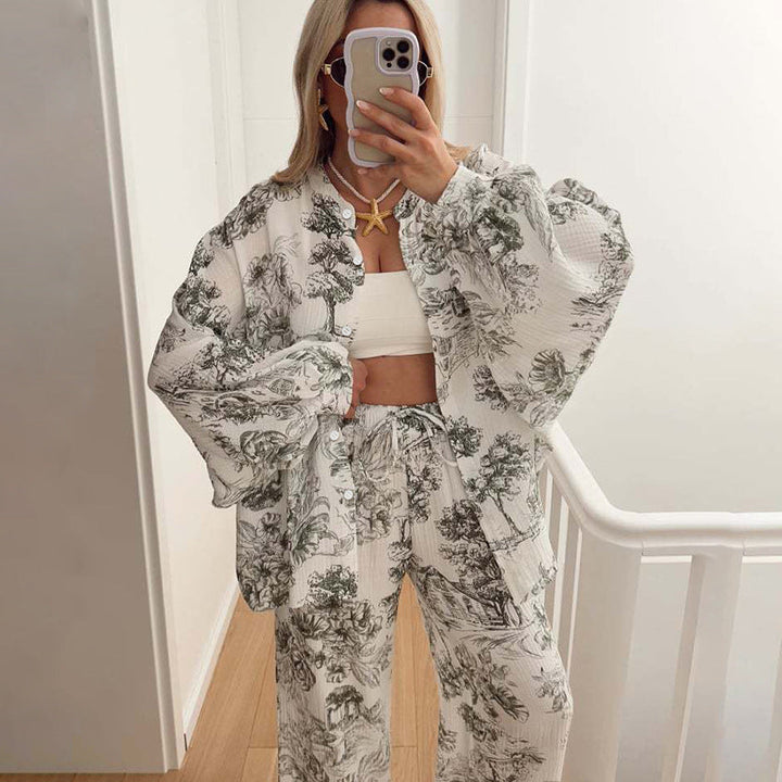 Weißes Seiden-Set mit Parkett-Druck, weitem Bein und lockerer Bluse. Damenmode IsabellBoutique030