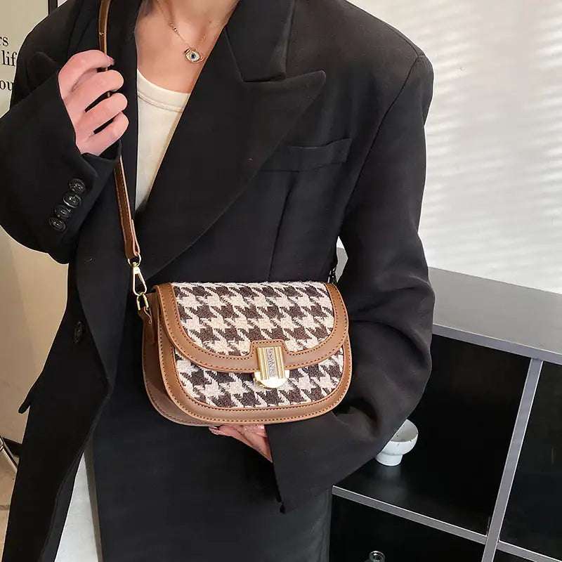 Modische halbrunde Schultertasche aus strukturiertem Material als vielseitige Crossbody-Satteltasche für Damen