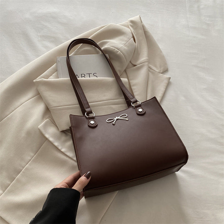Dunkelbraune Handtasche aus Lederimitat mit Schleifen-Applikation und Henkeln, klassisch, elegant, IsabellBoutique030