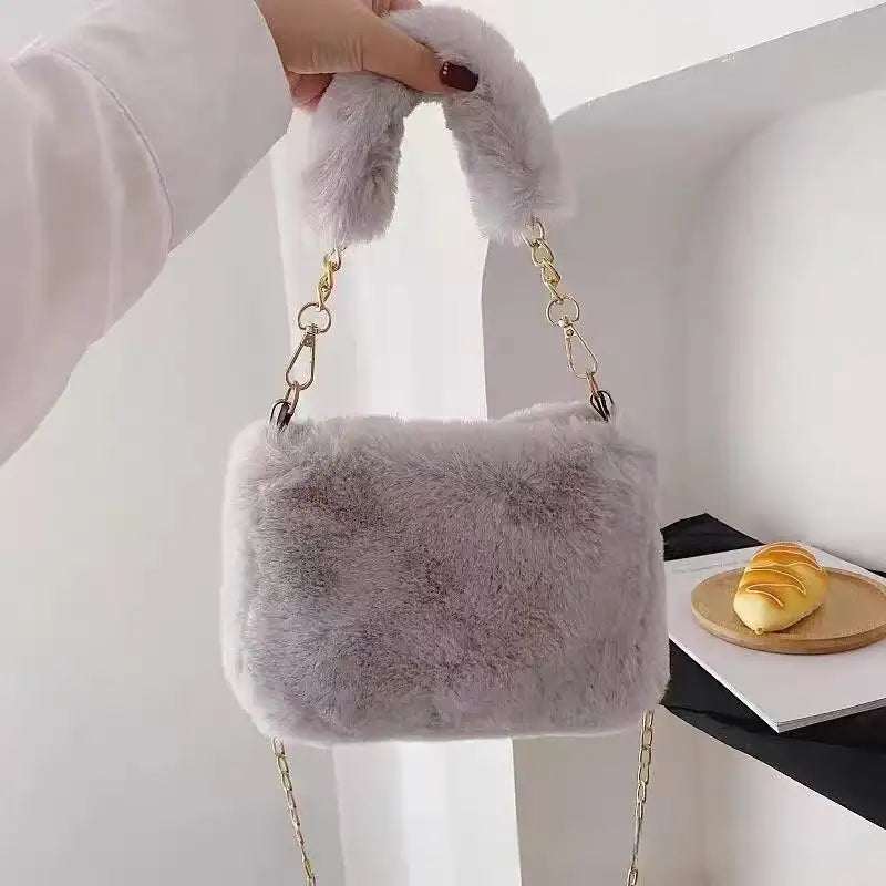 Kuschelige Mini-Tasche aus weichem Plüsch in Herzform mit Kette, urbanem Stil und Kunstleder-Innenmaterial