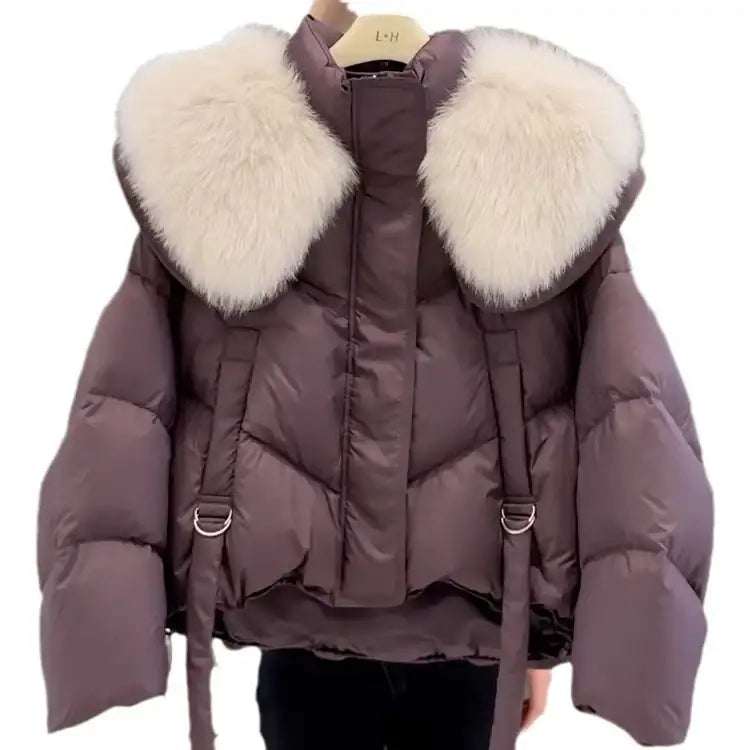 Lila Daunenjacke mit weißem Kunstfellkragen und silbernen D-Ringen, kurz geschnitten. IsabellBoutique030