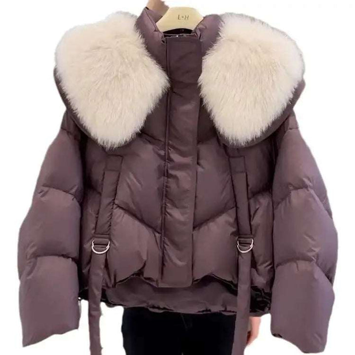 Lila Daunenjacke mit weißem Kunstfellkragen und silbernen D-Ringen, kurz geschnitten. IsabellBoutique030