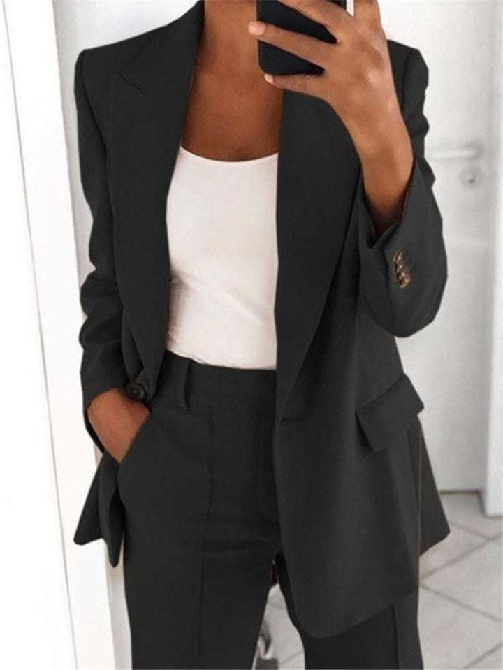 Schwarzer Anzug mit Blazer und Hose, weiße Bluse, elegant, professionell, IsabellBoutique030.