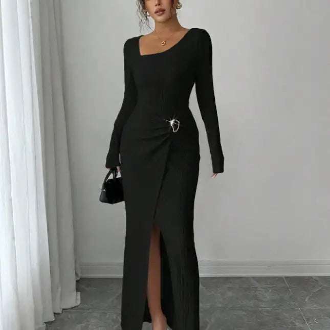 Figurbetontes Damen-Strickkleid mit Schlitz-Ausschnitt in Schwarz, Apricot und Dunkelbraun, elegant und modern geschnitten