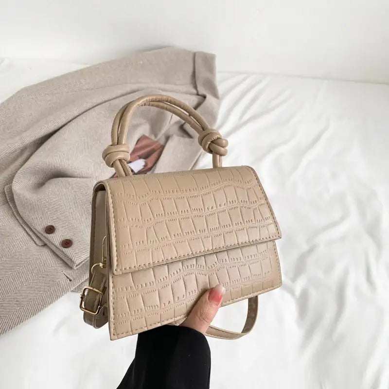 Beige Kroko-Tasche mit Knotenhenkel und Schulterriemen, stilvoll, modisch. IsabellBoutique030