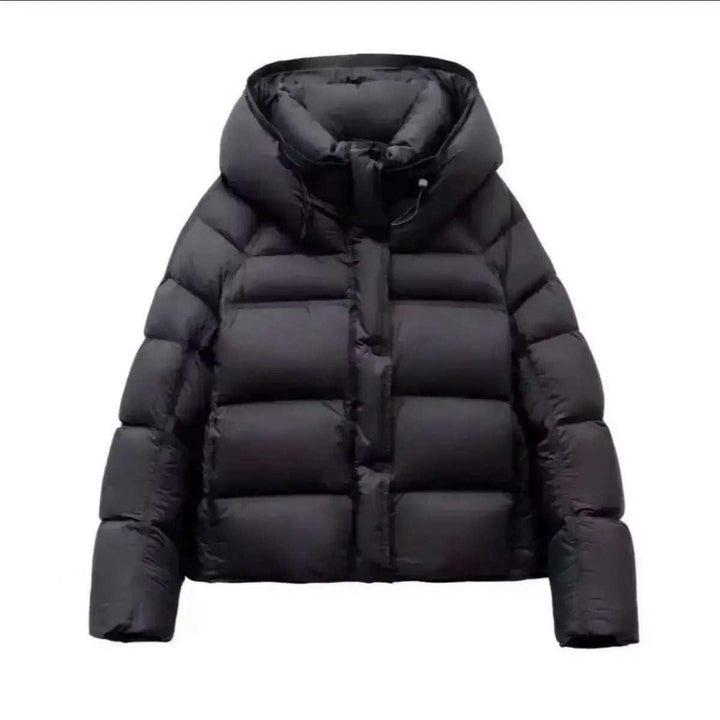Damen Winter-Steppjacke in Slim Fit, warm und leicht, ideal für kalte Tage, aus pflegeleichtem Polyester, in Schwarz und Beige erhältlich.
