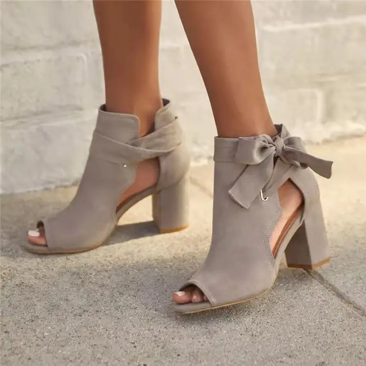 Elegante Damen Sandalen mit seitlichen Cut-Outs, Schleife, Blockabsatz und Peep-Toe in Wildleder-Optik