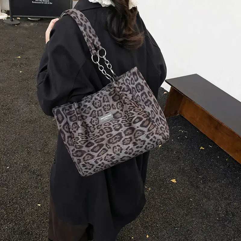 Trendige Damen Tote Bag im Leopardenmuster aus PU-Leder, modern und quadratisch mit Innen-Steckfach