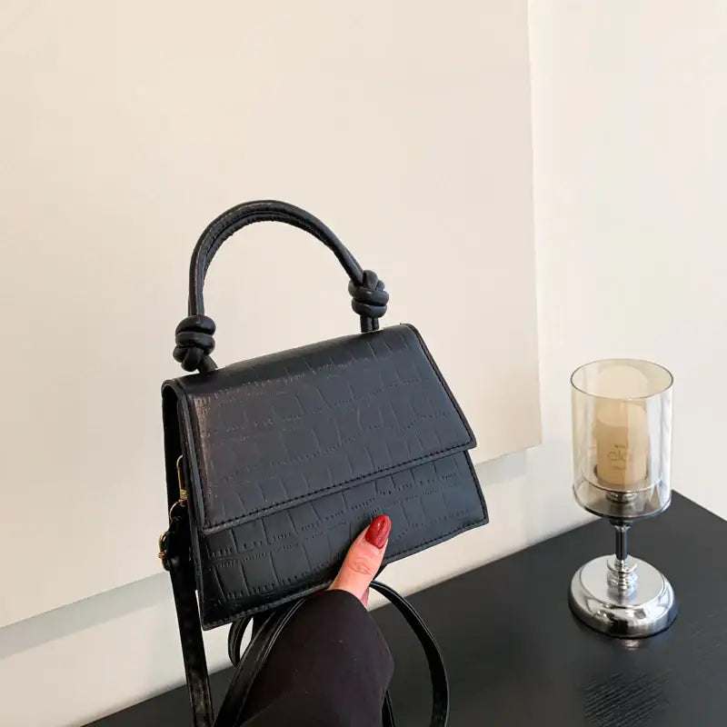 Schwarze krokodilgeprägtes Kunstleder-Handtasche mit geknotetem Henkel und Klappverschluss. IsabellBoutique030
