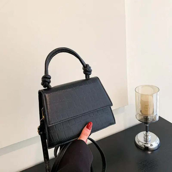 Schwarze krokodilgeprägtes Kunstleder-Handtasche mit geknotetem Henkel und Klappverschluss. IsabellBoutique030