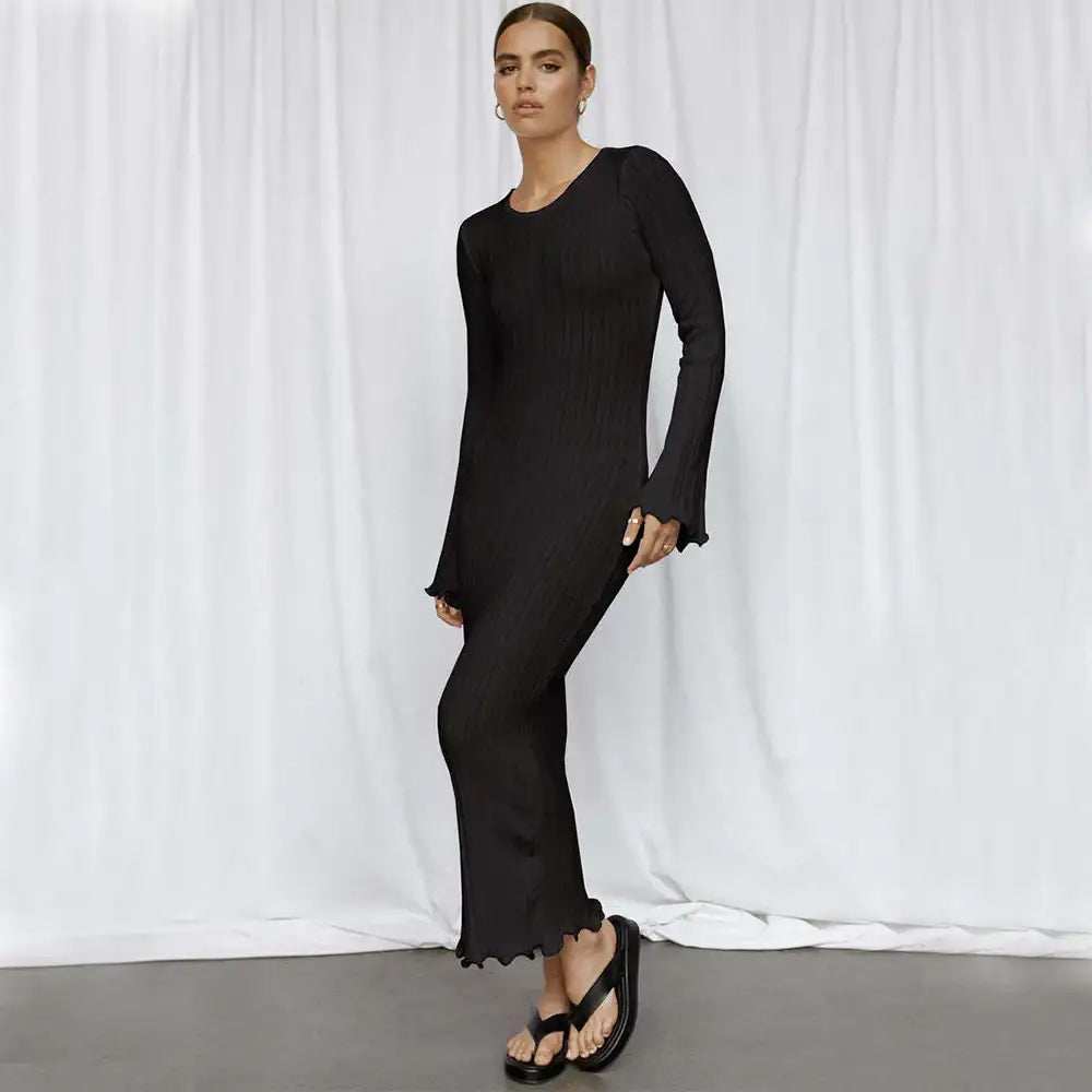 Figurbetontes, langärmliges Maxi-Strickkleid mit Rüschen und rückenfreiem Design für Party und Strand