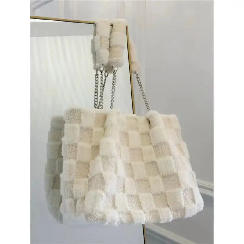 Weiße Plüsch-Schultertasche aus kuscheligem Material ideal für winterliche Outfits