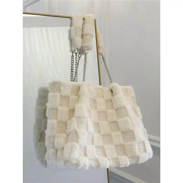 Weiße Plüsch-Schultertasche aus kuscheligem Material ideal für winterliche Outfits