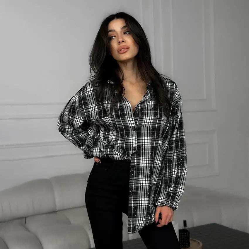 Schwarze und weiße karierte Oversized-Bluse mit Knöpfen und langen Ärmeln, kombiniert mit schwarzen Hosen, IsabellBoutique030.