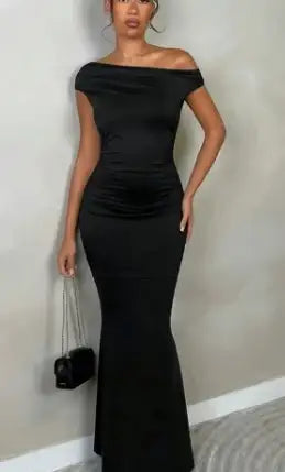 Damen trägt schulterfreies bordeauxrotes Maxi-Kleid aus geripptem Stoff bei Party