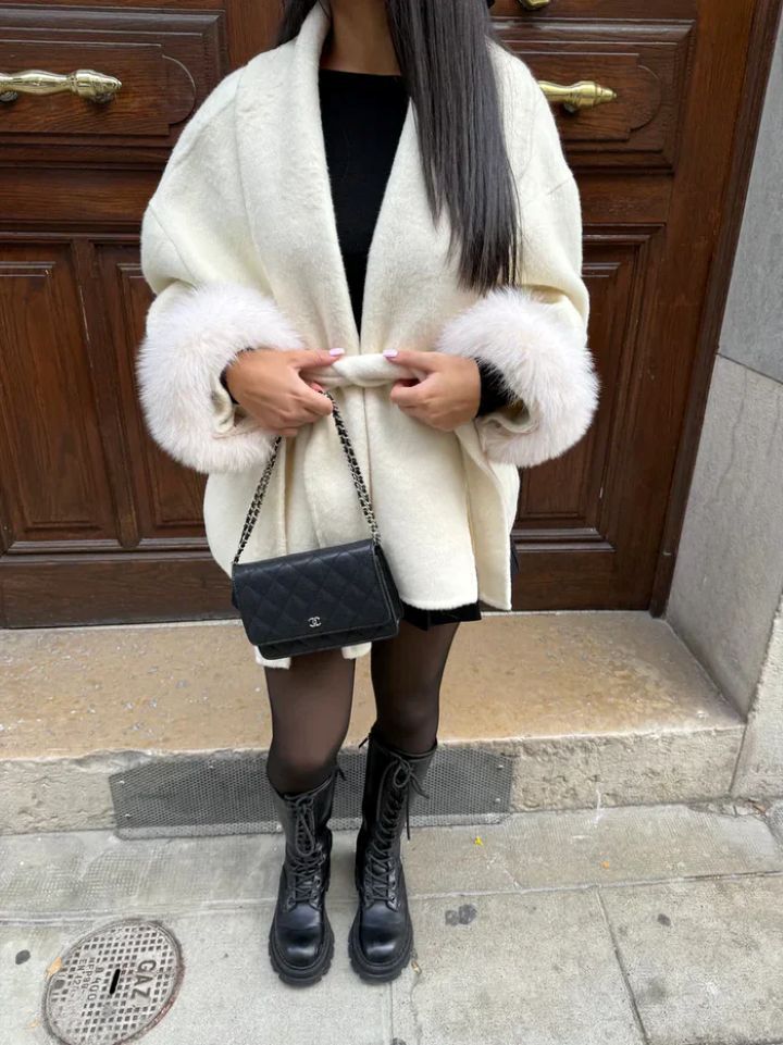 Elegante Damen Strickjacke mit Kunstfell, Gürtel und urbanem Cardigan-Stil für den Winter