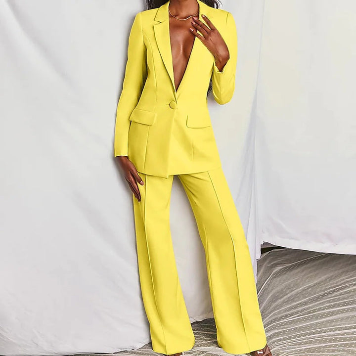Damen Anzug: Gelber Anzug mit schmalem Revers und einer Knopfleiste, dazu ausgestellte Hose. Eleganter Business-Look. IsabellBoutique030