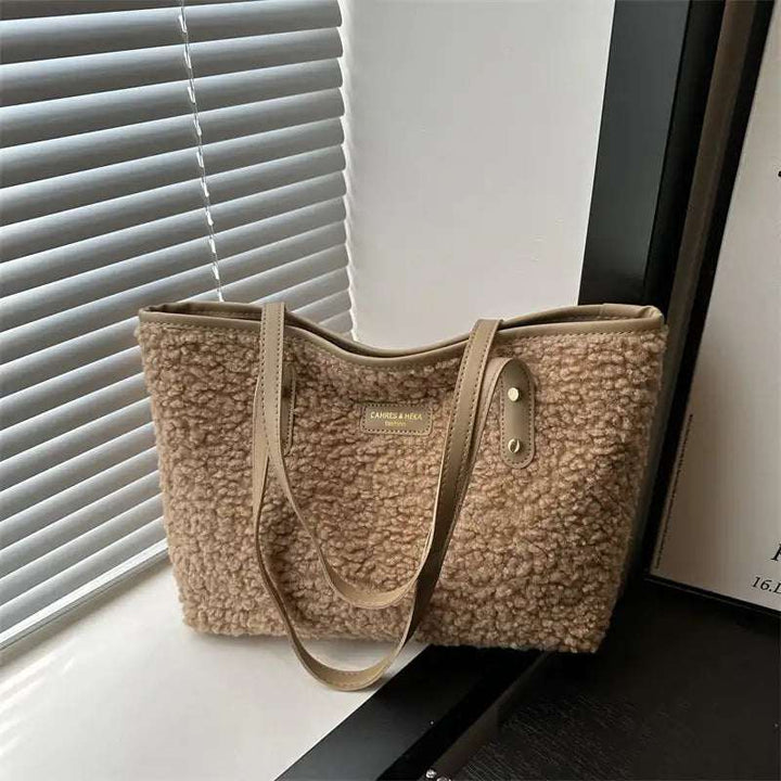 Modische, flauschige Damen-Schultertasche aus weichem Material für die kühle Jahreszeit in verschiedenen Farben