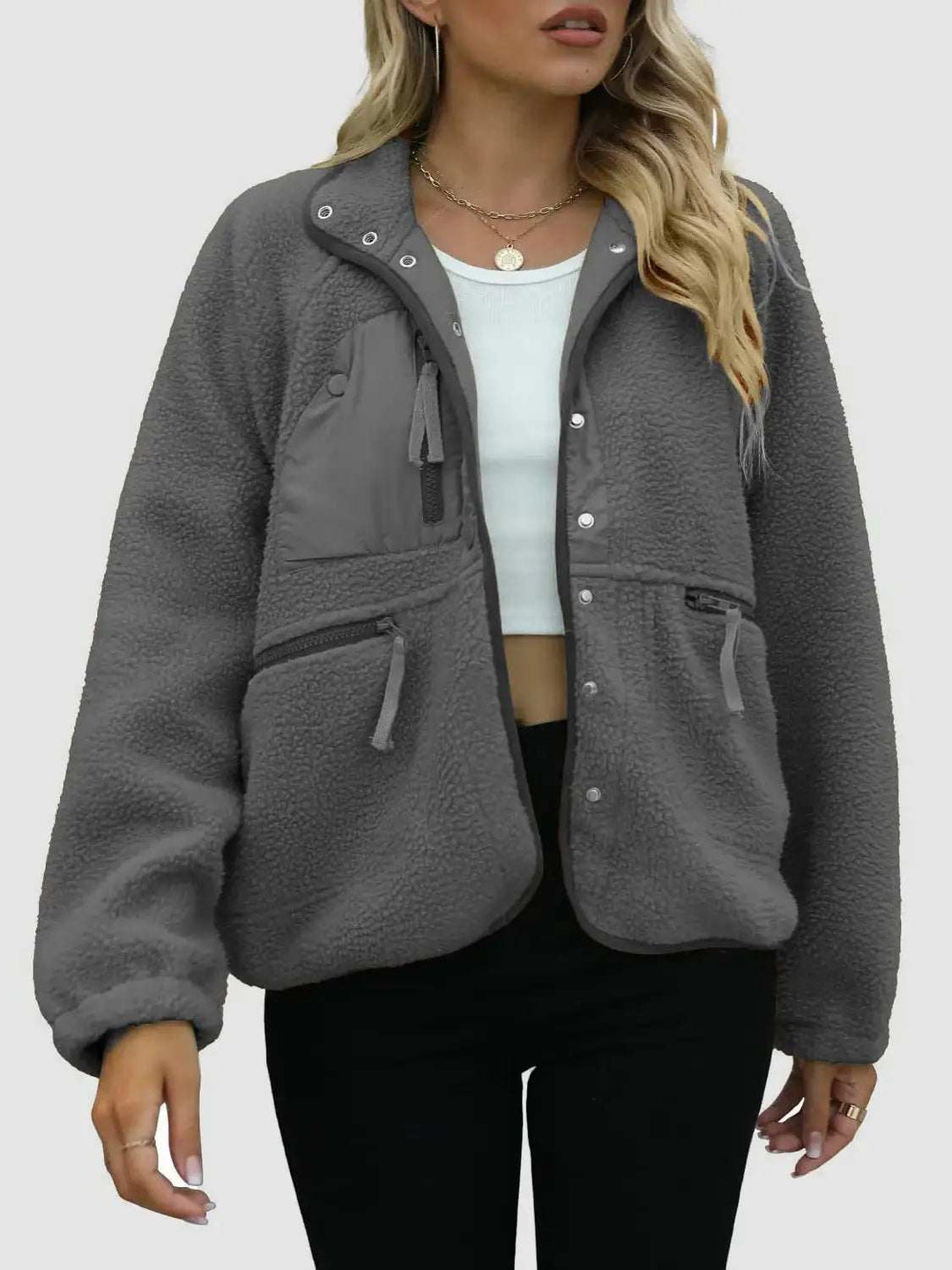 Kurze Plüsch-Cardigan-Jacke aus Lammwolle in verschiedenen Farben, weich und warm, modischer Casual-Stil mit Taschen.
