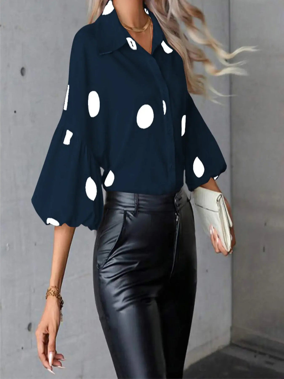 Elegante weiße Damenbluse mit geometrischem Muster im modernen europäischen Stil