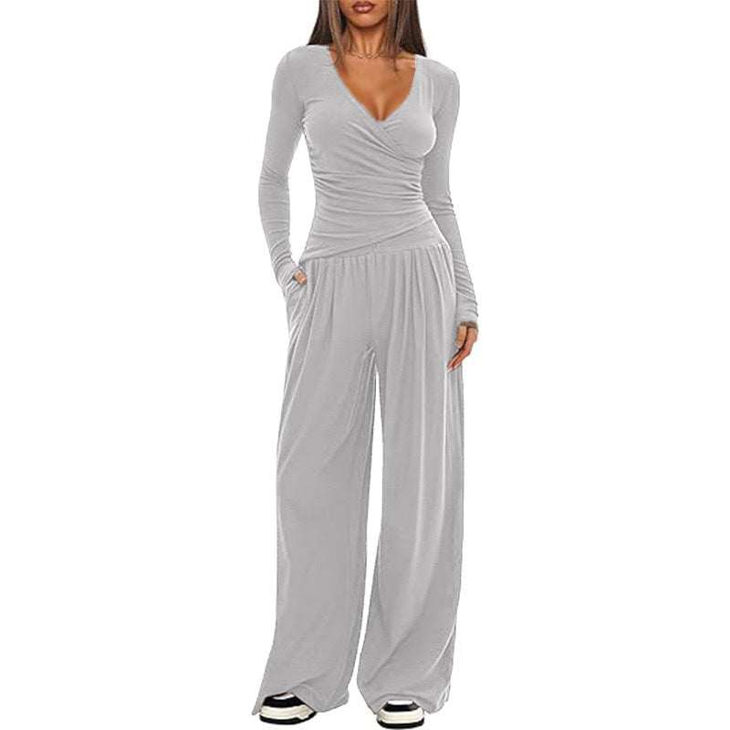 Graues Langarm-Shirt mit V-Ausschnitt und Raffung, kombiniert mit weiten Palazzo-Hosen. Ein lässiger, eleganter Freizeit-Look. IsabellBoutique030
