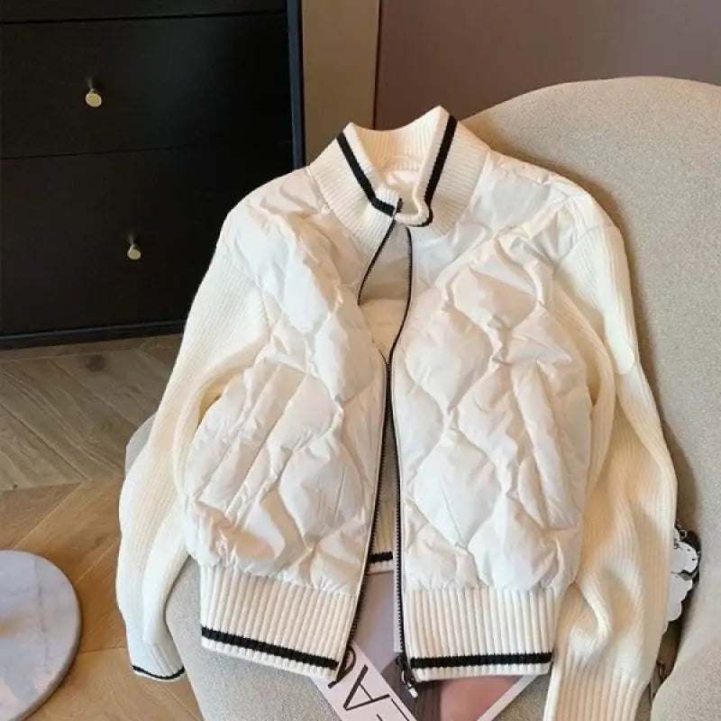 Retro-inspirierte gestrickte Damen-Steppjacke im amerikanischen Stil in Braun und Weiß