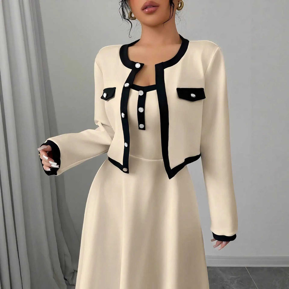 Modernes Damen 2-Teiler Outfit aus weißer cropped Jacke und Unterkleid in Acryl für Herbst