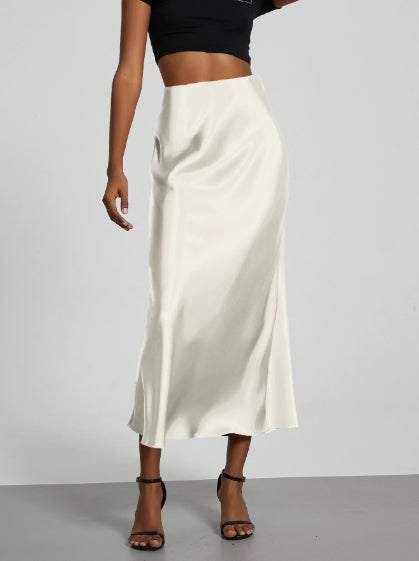 Cremefarbene Satin-Midirock mit seidigem Glanz und schwingendem Saum. IsabellBoutique030