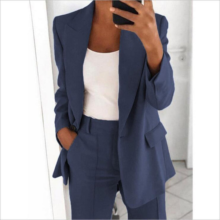 Dunkelblaues, elegantes Business-Hosenanzug-Set mit schmaler Passform, Reverskragen und weißem Top darunter. IsabellBoutique030