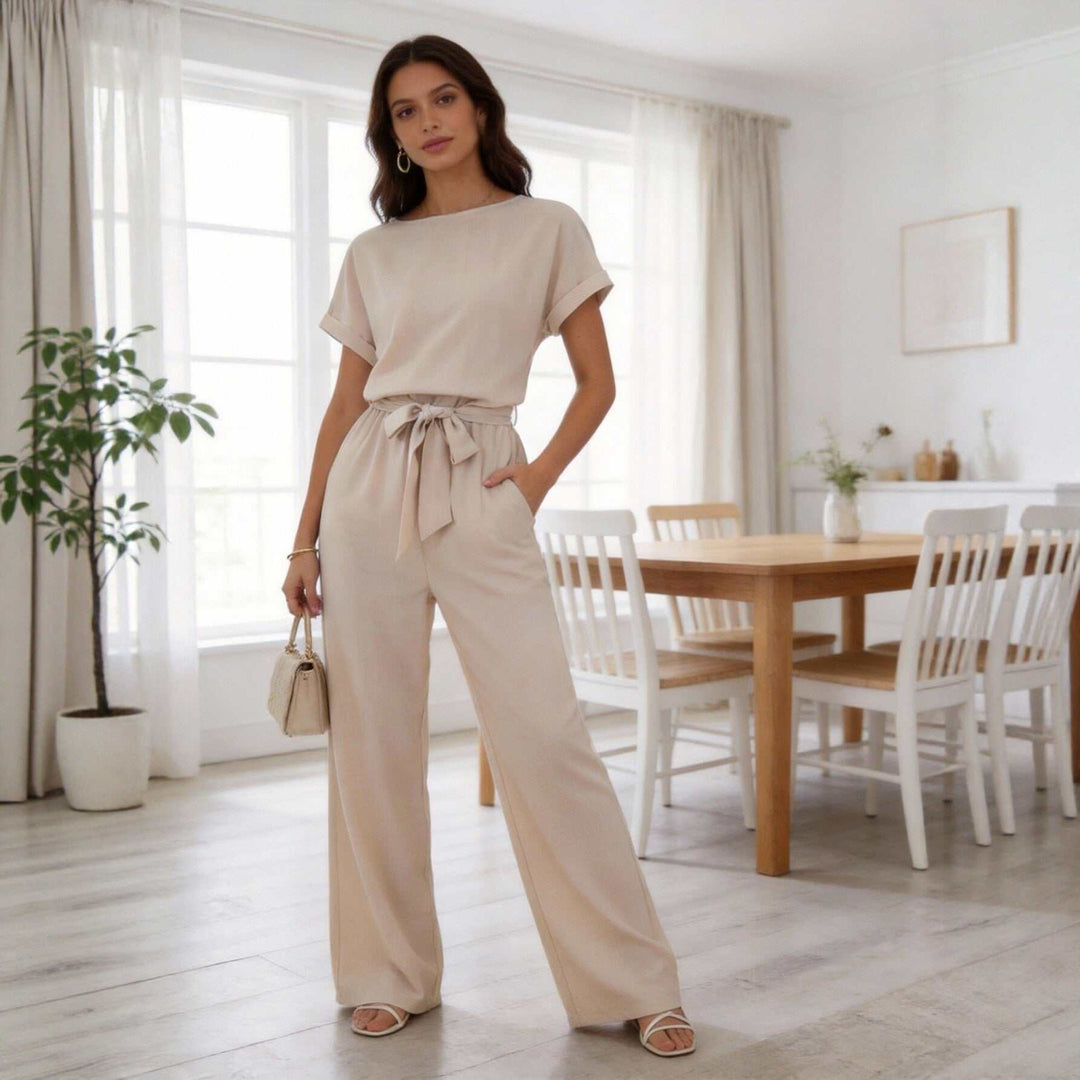 Eleganter Damen Sommer-Jumpsuit mit weitem Bein in Beige für lässigen Sommerstil