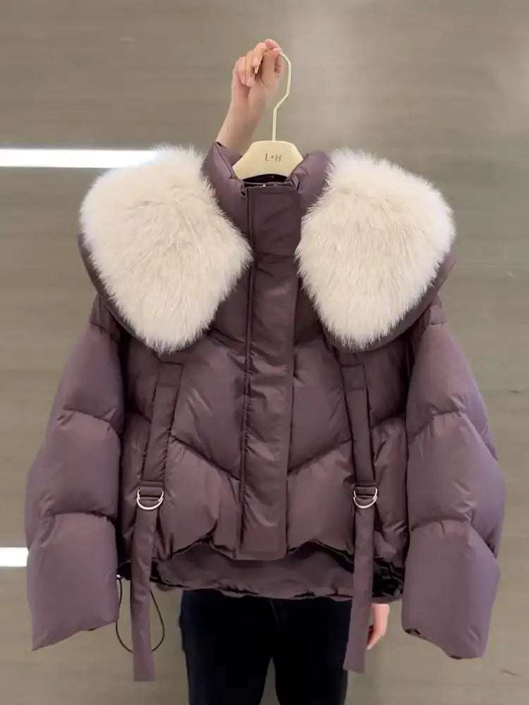 Lila Pufferjacke mit breitem Fellkragen und D-Ring-Detail, kurz geschnitten. IsabellBoutique030