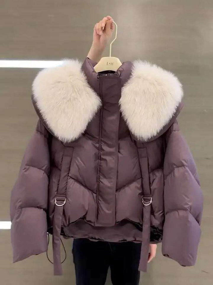 Lila Pufferjacke mit breitem Fellkragen und D-Ring-Detail, kurz geschnitten. IsabellBoutique030