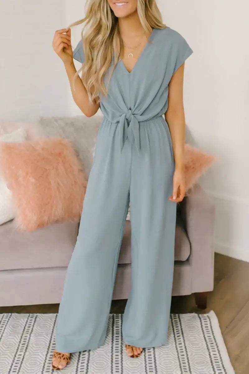 Blassblaues, bodenlanges Jumpsuit mit V-Ausschnitt und Bindegürtel. IsabellBoutique030