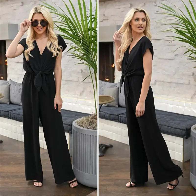 Schwarzer, eleganter Jumpsuit mit V-Ausschnitt und Bindegürtel. Weit geschnittene Hosenbeine. Bequem und stilvoll für jeden Anlass. IsabellBoutique030