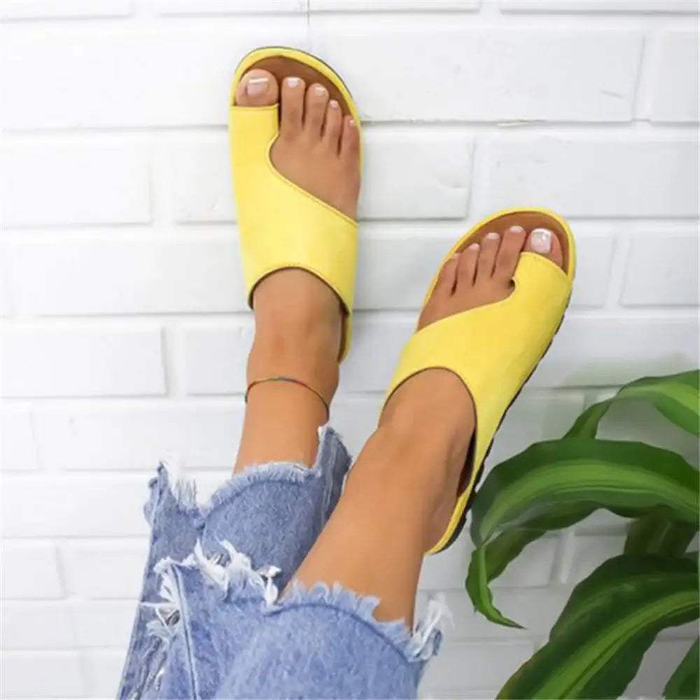 Gelbe Zehentrenner-Sandalen mit bequemer Passform und Jeans-Shorts mit ausgefransten Säumen, IsabellBoutique030.
