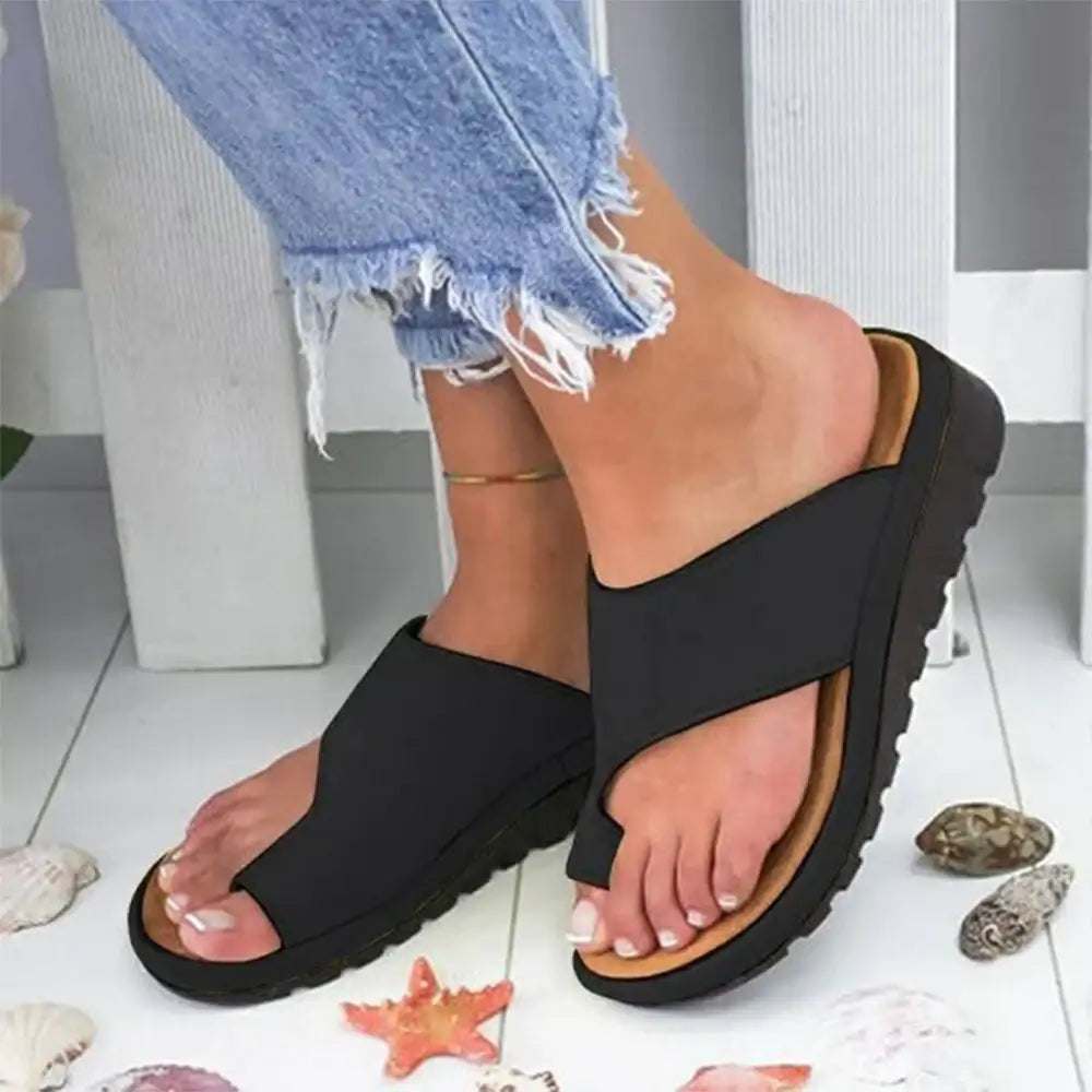 Schwarze Zehentrenner-Sandalen mit Plateau-Sohle, bequem und stilvoll, zu Jeans mit ausgefransten Säumen, IsabellBoutique030