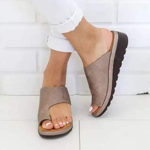 Braune Keilabsatz-Sandalen mit offenem Zehenbereich und Zehenschlaufe. IsabellBoutique030.