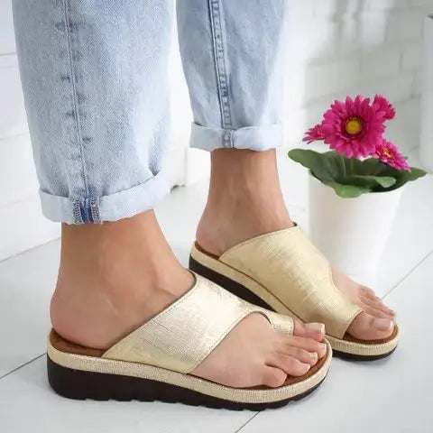 Goldfarbene Damen-Sandalen mit breitem Riemen und Zehensteg, Plateausohle, lässig, IsabellBoutique030
