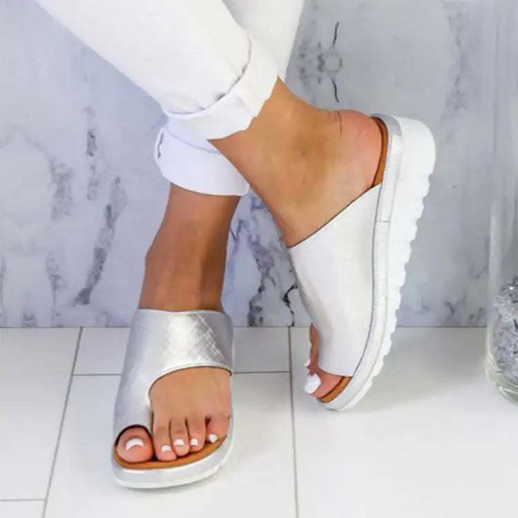 Silberne Zehentrenner-Sandalen mit Keilabsatz und offenem Zehenbereich. IsabellBoutique030
